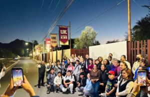 Beneficia Toño Astiazaran a estudiantes de la UNIKINO con tramo camina segura