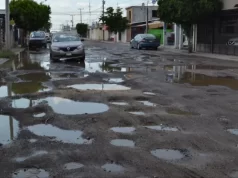 Vecinos bloquean calles en Hermosillo por drenaje colapsado; exigen solución antes que bacheo