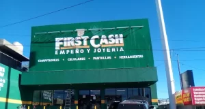 Guardia de seguridad de casa de empeño genera molestia entre clientes por trato prepotente