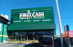 Guardia de seguridad de casa de empeño genera molestia entre clientes por trato prepotente