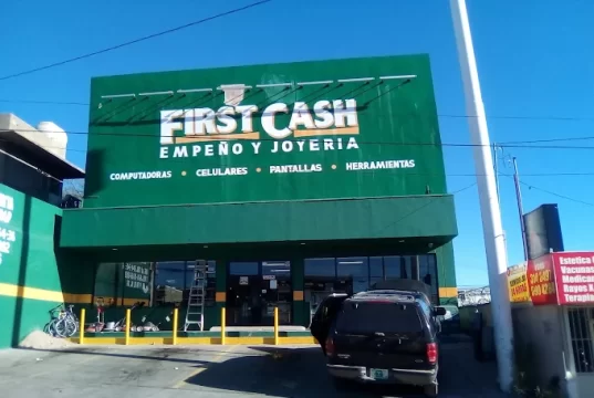 Guardia de seguridad de casa de empeño genera molestia entre clientes por trato prepotente